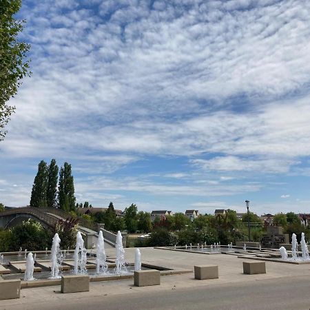 Et au pied coule une rivière, situation et vue idéales Auxerre Esterno foto