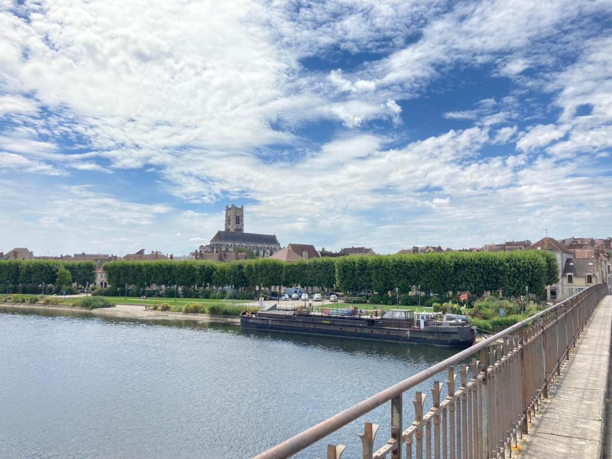 Et au pied coule une rivière, situation et vue idéales Auxerre Esterno foto