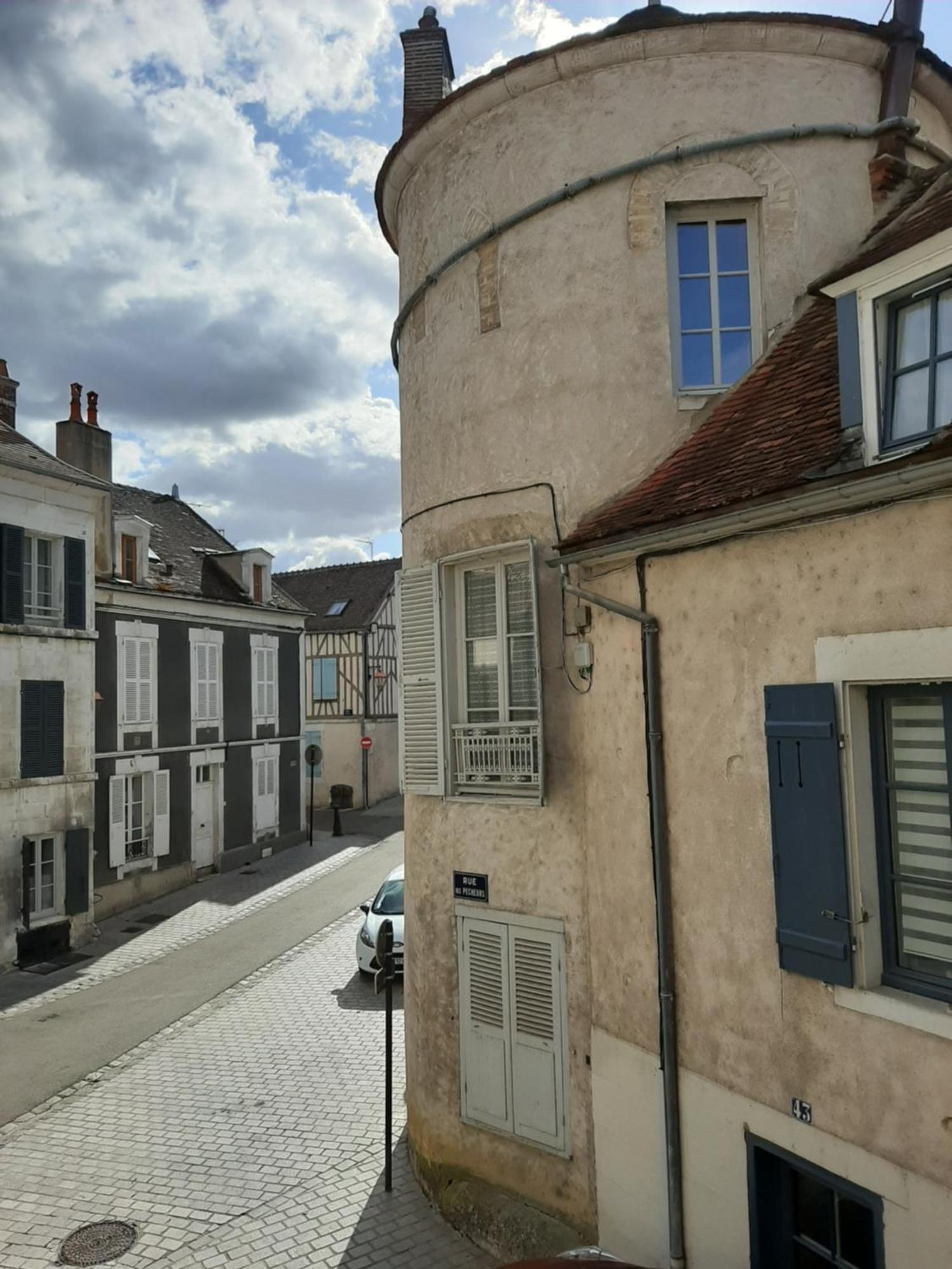 Et au pied coule une rivière, situation et vue idéales Auxerre Camera foto